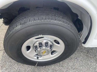 2025 Chevrolet Express Passenger 1LT