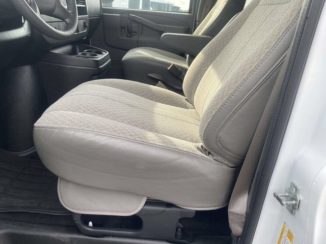 2025 Chevrolet Express Passenger 1LT