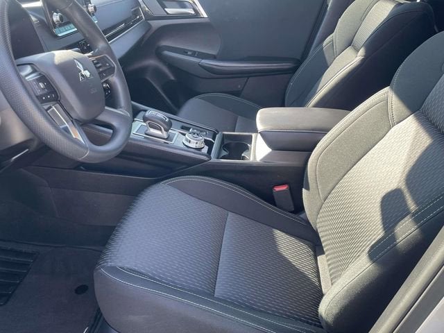 2024 Mitsubishi Outlander ES